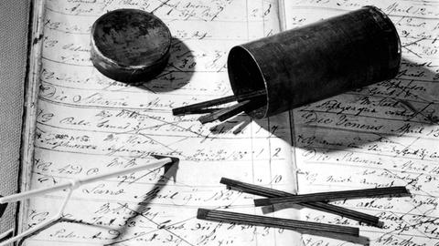John Walkers Erfindung: die Streichhölzer. Am 7. April 1827 verkaufte er die "friction lights" zum ersten Mal in seinem Laden in Stockton-on-Tees.