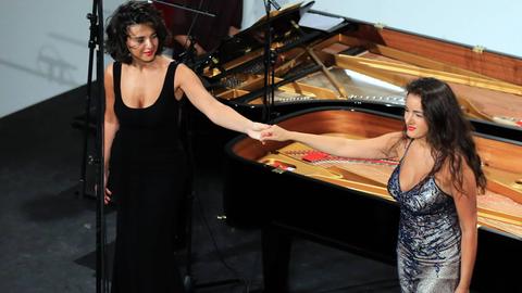 Die georgischen Pianistinnen Khatia (l.) und Gvantsa Buniatishvili nach ihrem Auftritt am Rheingau Musik-Festival auf Schloss Johannisberg in Geisenheim.
