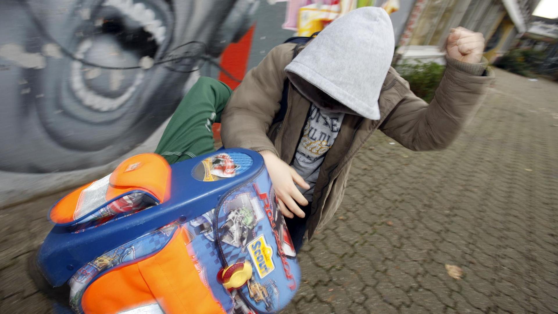 Zwei Schüler prügeln sich am Mittwoch (26.11.2008) auf dem Schulhof des Gymnasiums in Leichlingen (Illustration). Foto: Oliver Berg dpa/lnw +++(c) dpa - Report+++ | Verwendung weltweit Zwei Schüler prügeln sich am Mittwoch (26.11.2008) auf dem Schulhof des Gymnasiums in Leichlingen (Illustration). Foto: Oliver Berg dpa/lnw +++(c) dpa - Report+++ | Verwendung weltweit