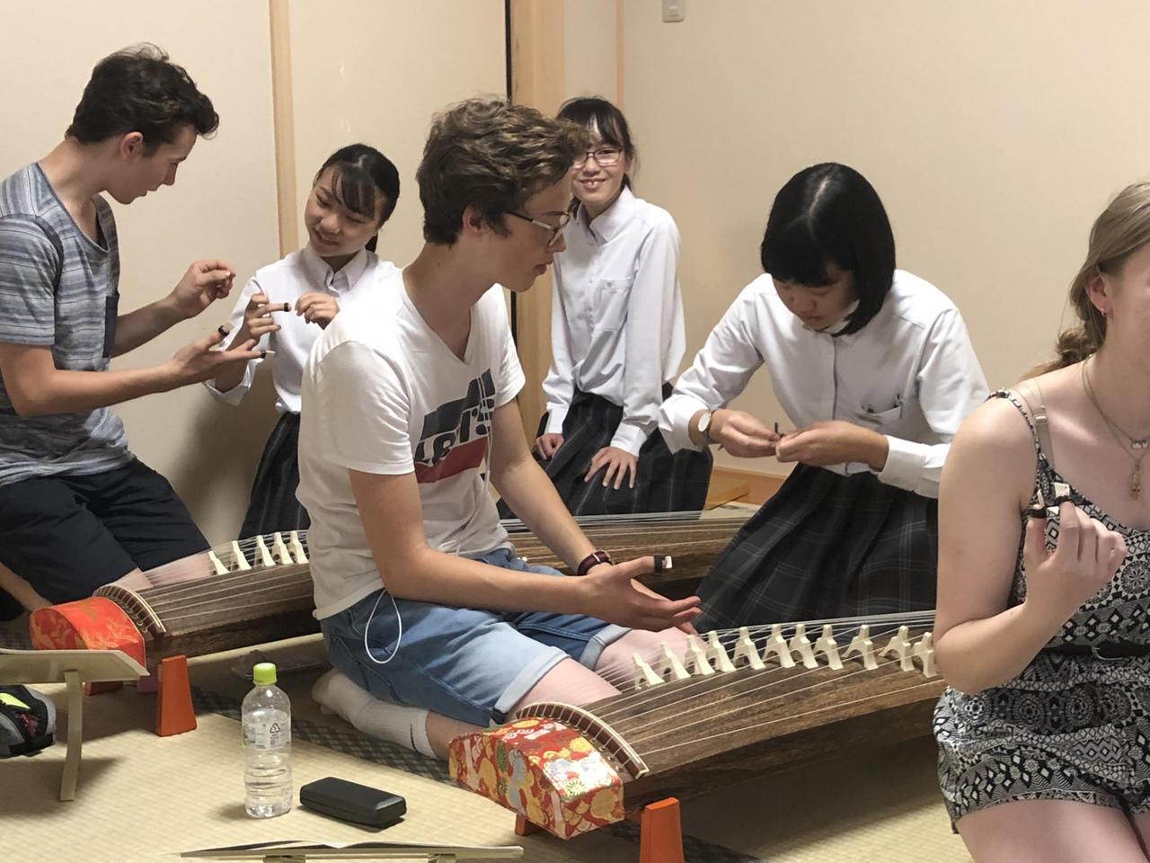 Junge Musiker und Musikerinnen über die Benutzung der Koto, einer Art japanischen Zither