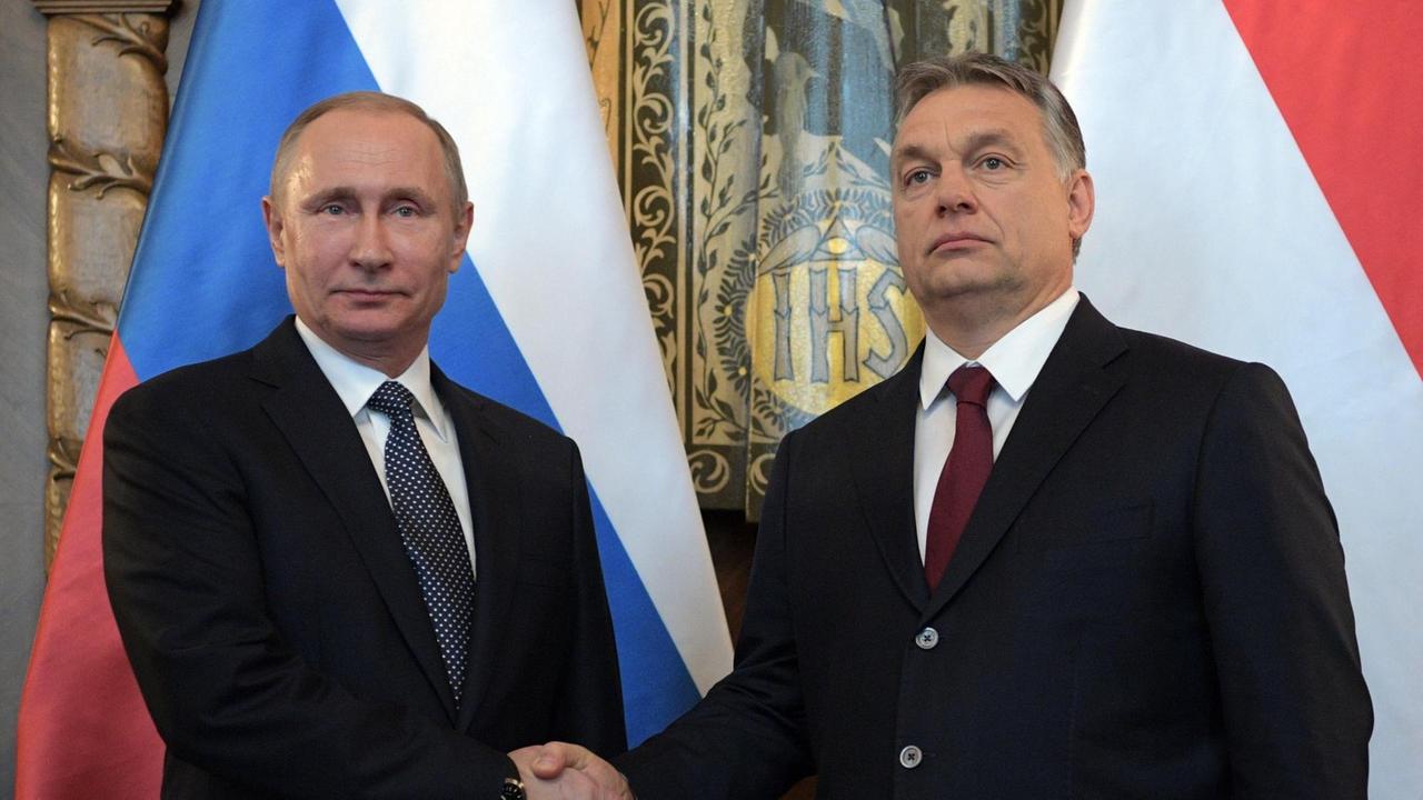 Der ungarische Ministerpräsident Viktor Orban empfängt den russischen Präsidenten Wladimir Putin in Budapest. Beide schütteln sich die Hand. Der ungarische Ministerpräsident Viktor Orban empfängt den russischen Präsidenten Wladimir Putin in Budapest. Beide schütteln sich die Hand.
