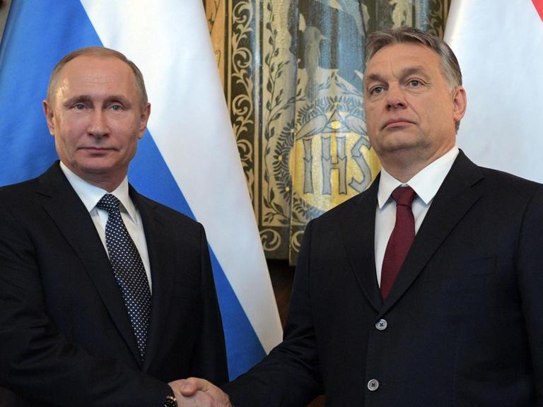 Der ungarische Ministerpräsident Viktor Orban empfängt den russischen Präsidenten Wladimir Putin in Budapest. Beide schütteln sich die Hand.