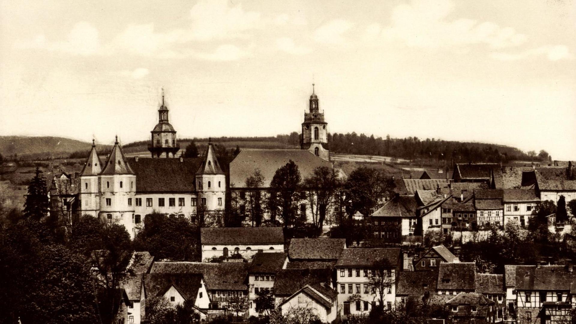 Historischer Blick auf Schloss und Kirche von Schleusingen in Thüringen. Historischer Blick auf Schloss und Kirche von Schleusingen in Thüringen.