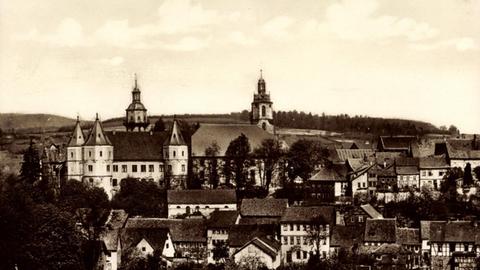 Historischer Blick auf Schloss und Kirche von Schleusingen in Thüringen.