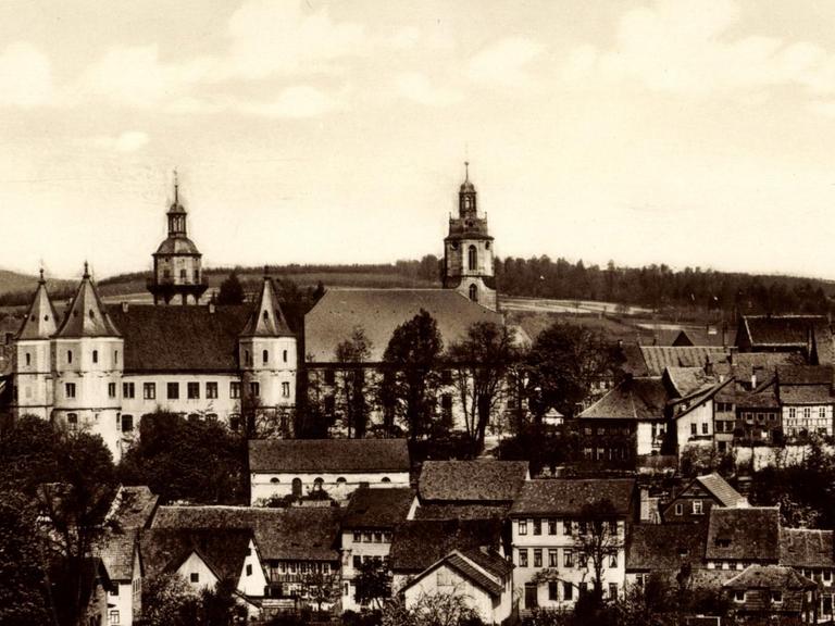 Historischer Blick auf Schloss und Kirche von Schleusingen in Thüringen.