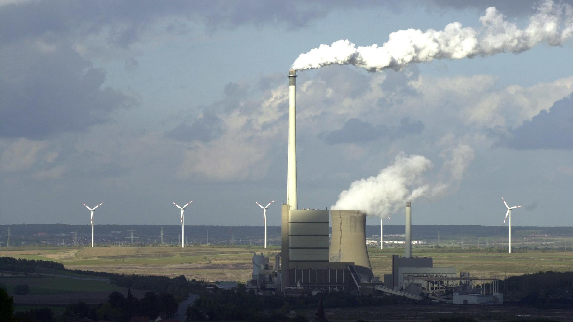Der Blick auf das Braunkohlekraftwerk und die Müllverbrennungsanlage Buschhaus bei Helmstedt, aufgenommen am 04.10.2003. Im Vordergrund sind die Dächer des Dorfes Esbeck zu sehen, im Hintergrund stehen Windkrafträder am Rande eines aufgelassenen Tagebaus.