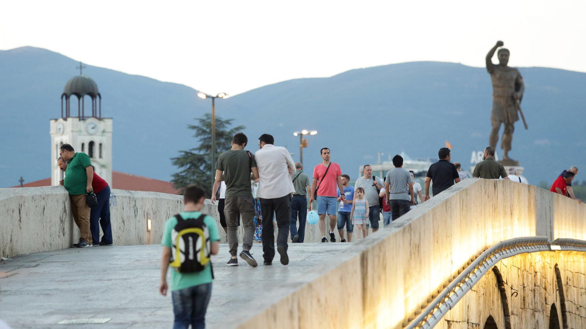Brücke über den Fluss Vardar in der mazedonischen Hauptstadt Skopje