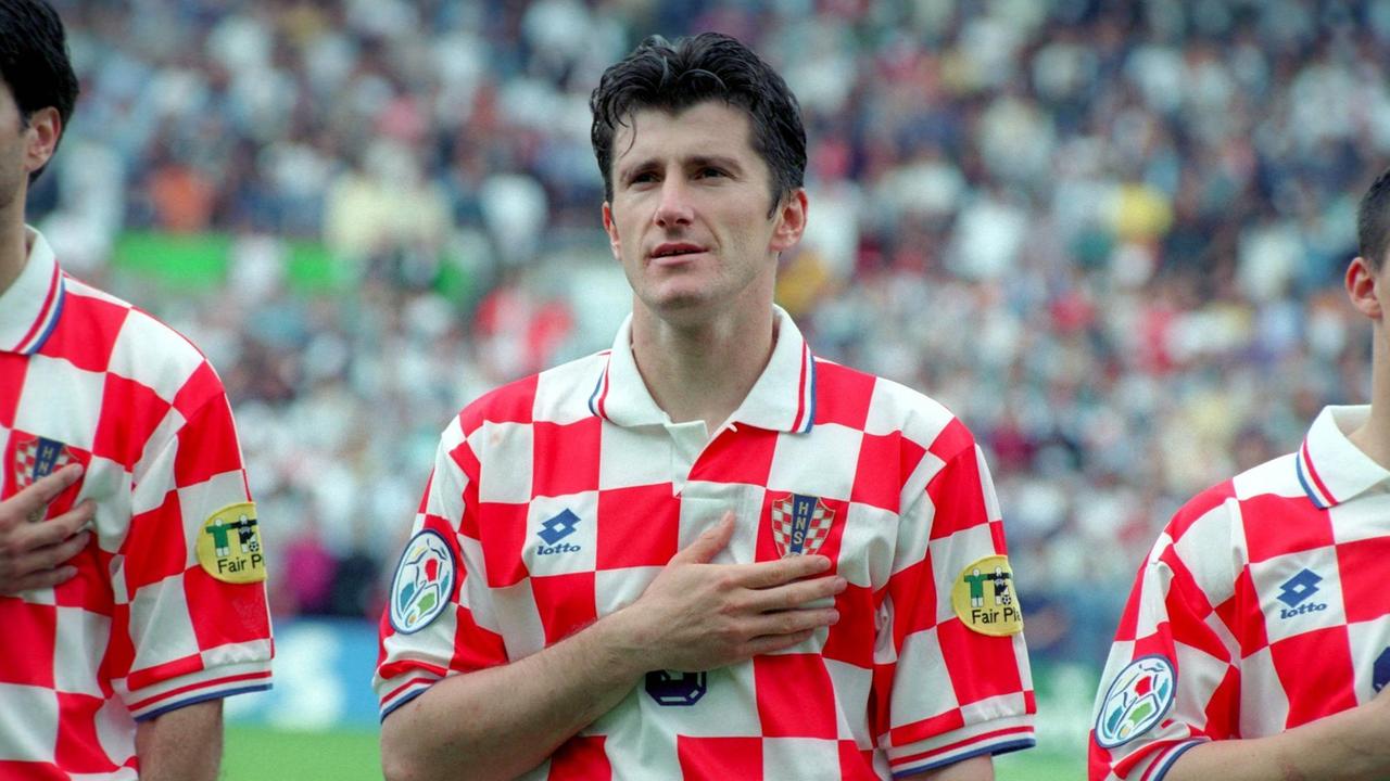Davor Suker hält während der Nationalhyme bei der EM 1996 die Hand auf das Wappen seines Trikots. Davor Suker hält während der Nationalhyme bei der EM 1996 die Hand auf das Wappen seines Trikots.