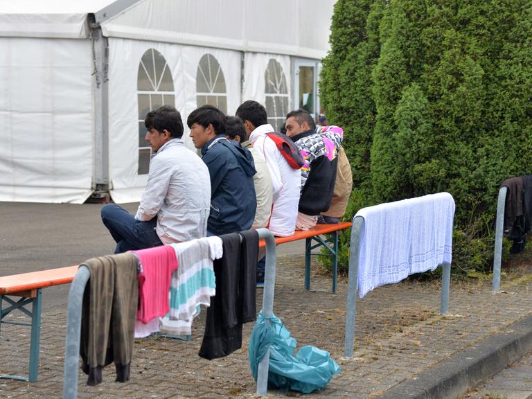 Das Zeltcamp am Flughafen Frankfurt-Hahn im August: Inzwischen wird es in Deutschland richtig kalt.
