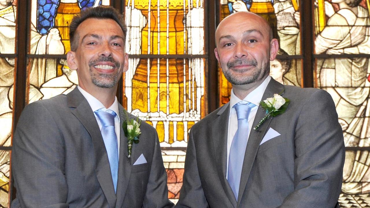 Das homosexuelle Paar Michael (r.) und Oliver Wielsch am 29.08.2014 nach seiner Eheschließung im Standesamt in Göttingen (Niedersachsen). Das homosexuelle Paar Michael (r.) und Oliver Wielsch am 29.08.2014 nach seiner Eheschließung im Standesamt in Göttingen (Niedersachsen).