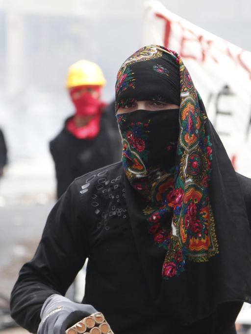 Demonstranten bei der Maidemonstration in den Straßen von Istanbul.