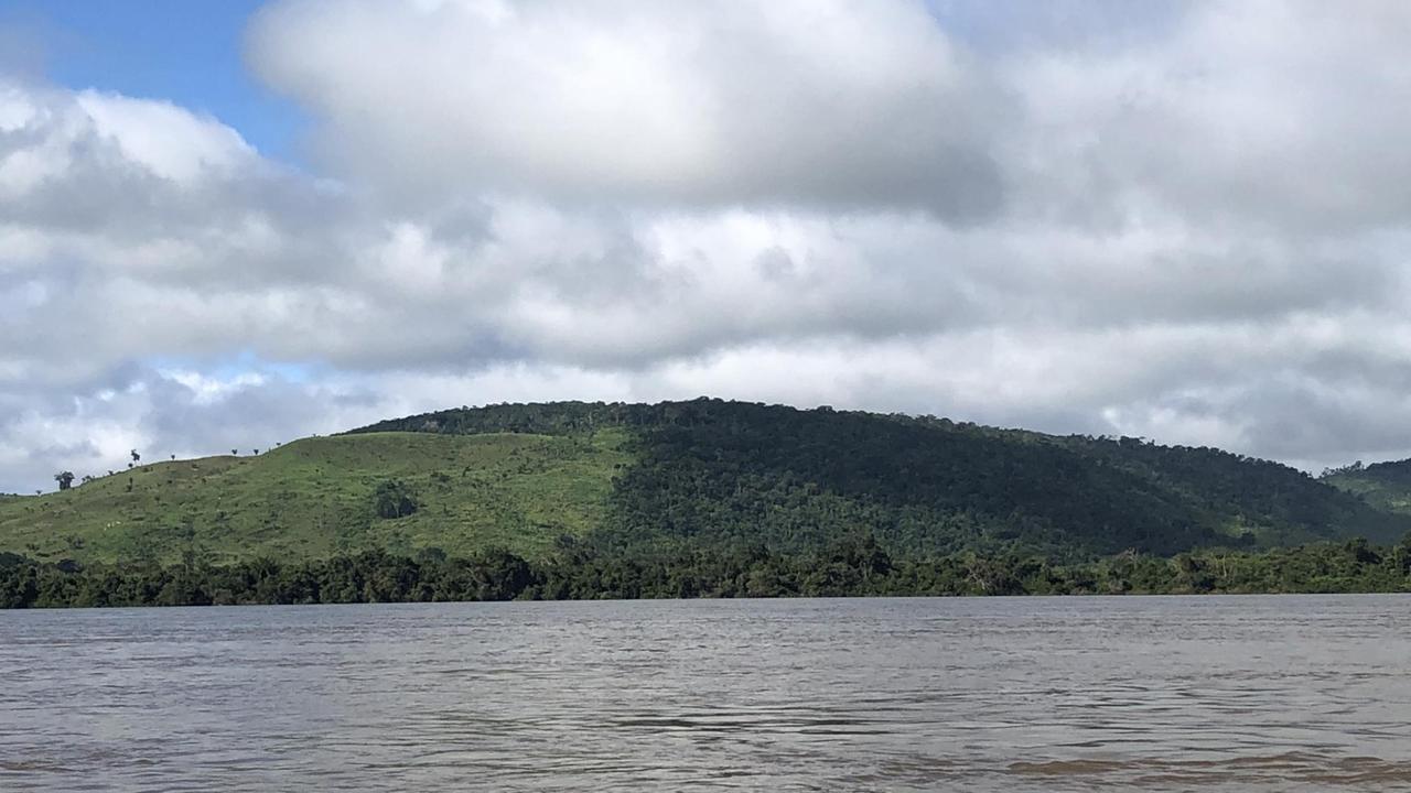 Rodungen im Regenwald - In Pará nehmen die Abholzungen immer weiter zu, die Agrargrenze, also die Grenze des landwirtschaftlich genutzten Landes verschiebt sich immer weiter nach Norden. Rodungen im Regenwald - In Pará nehmen die Abholzungen immer weiter zu, die Agrargrenze, also die Grenze des landwirtschaftlich genutzten Landes verschiebt sich immer weiter nach Norden.