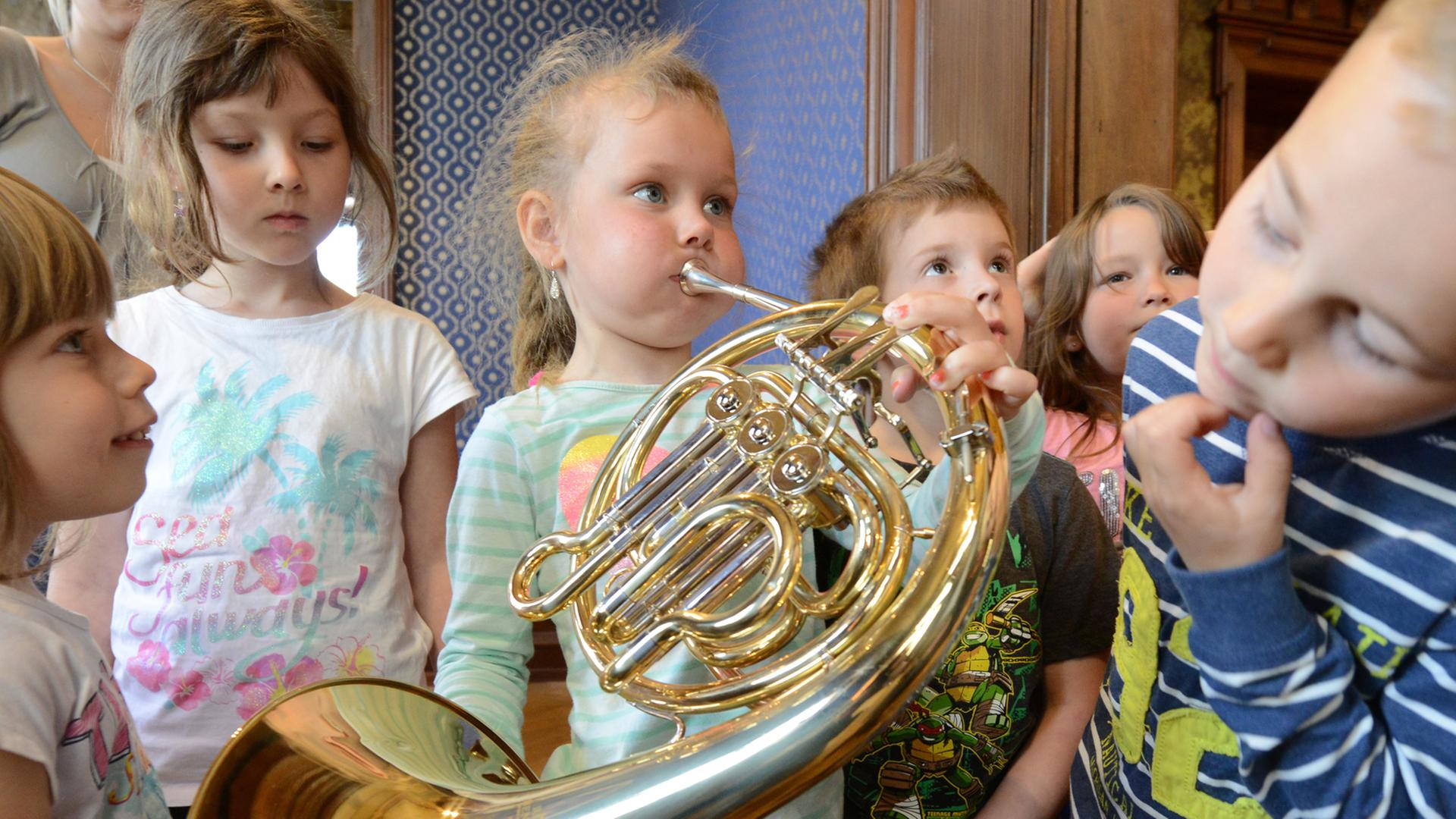 Kindergartenkinder aus Rheinau musizieren. Kindergartenkinder aus Rheinau musizieren.