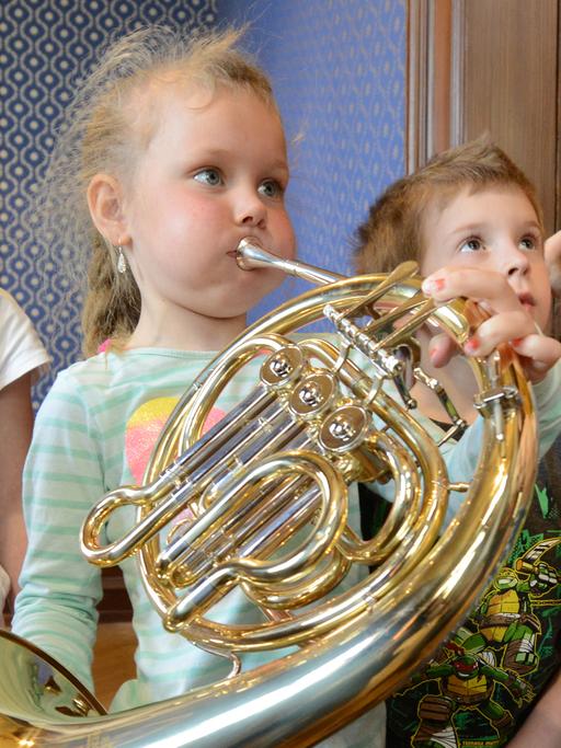 Kindergartenkinder aus Rheinau musizieren.