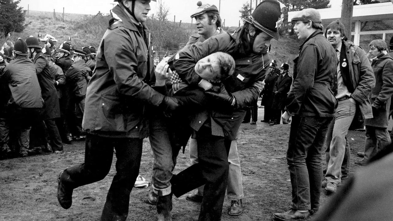 Britische Bobbys nehmen im März 1984 auf einem Feld einen Demonstranten in den Schwitzkasten Britische Bobbys nehmen im März 1984 auf einem Feld einen Demonstranten in den Schwitzkasten