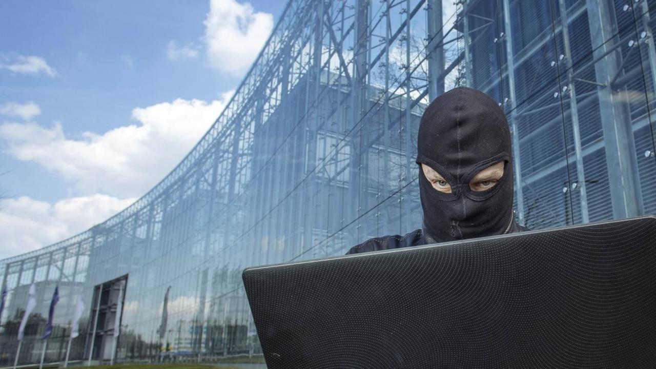 Ein Hacker vor dem Neven DuMont Haus in Köln. Ein Hacker vor dem Neven DuMont Haus in Köln.