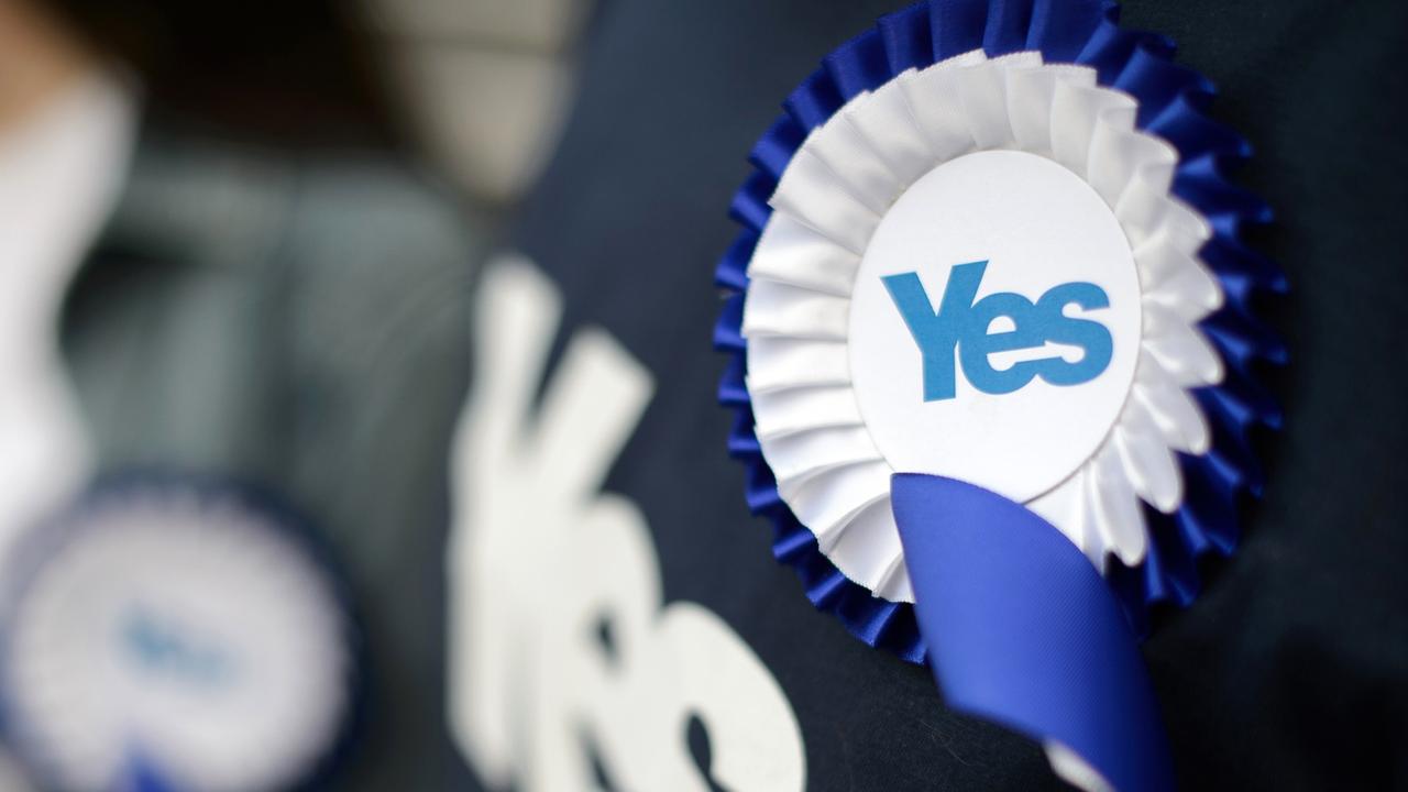 Die Unabhängigkeistbewegugn Yes Scotland trägt traditionell blau/weiß und hofft auf einen Austritt aus Großbritannien Die Unabhängigkeistbewegugn Yes Scotland trägt traditionell blau/weiß und hofft auf einen Austritt aus Großbritannien