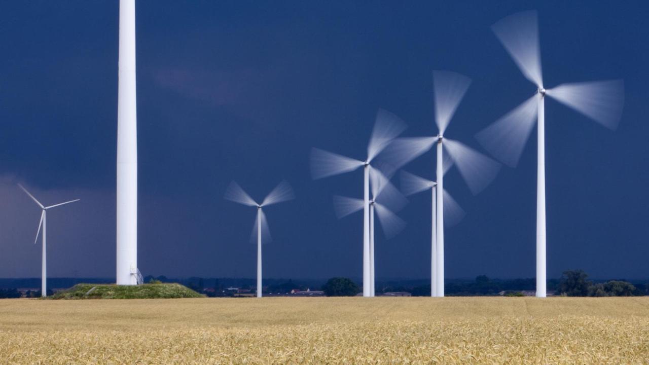Schnell drehen sich Windenergieanlagen vor dunklen Gewitterwolken unweit dem brandenburgischen Jacobsdorf (Oder-Spree), aufgenommen am 01.07.2009. Schnell drehen sich Windenergieanlagen vor dunklen Gewitterwolken unweit dem brandenburgischen Jacobsdorf (Oder-Spree), aufgenommen am 01.07.2009.