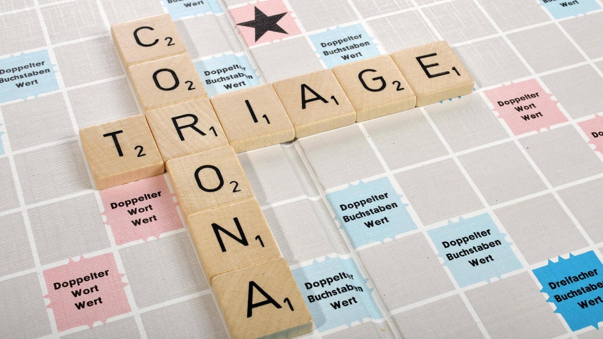 Buchstabenspiel "Scrabble": Buchstaben bilden die Worte "Corona" und "Triage" auf dem "Scrabble"-Spielbrett. Buchstabenspiel "Scrabble": Buchstaben bilden die Worte "Corona" und "Triage" auf dem "Scrabble"-Spielbrett.