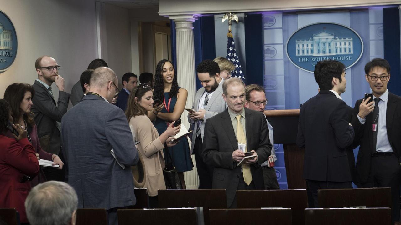 Das Bild zeigt eine Gruppe von Reportern, die vergeblich zu einem Pressetermin ohne Kamera im Weißen Haus eingelassen werden wollten.