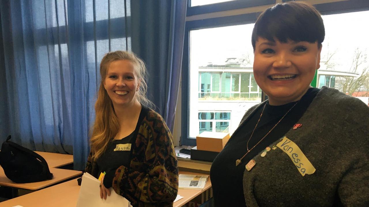 Vanessa und Meggie - zwei Zweitzeuginnen - in der Schulklasse Vanessa und Meggie - zwei Zweitzeuginnen - in der Schulklasse