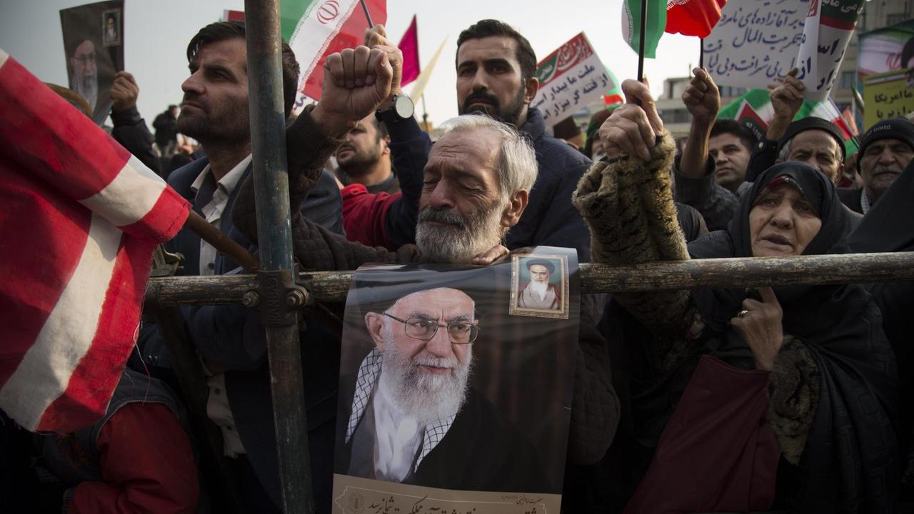 Anhänger von Ajatollah Ali Chamenei zeigen ein Bild des geistlichen Führers des Iran bei einer Demonstration am 25.11. 2019 Anhänger von Ajatollah Ali Chamenei zeigen ein Bild des geistlichen Führers des Iran bei einer Demonstration am 25.11. 2019