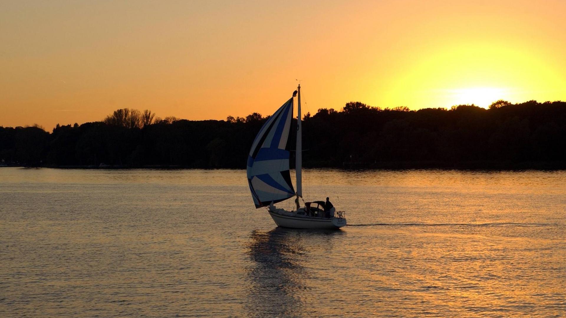 Segelboot im Licht des Sonnenunterganges auf der Havel