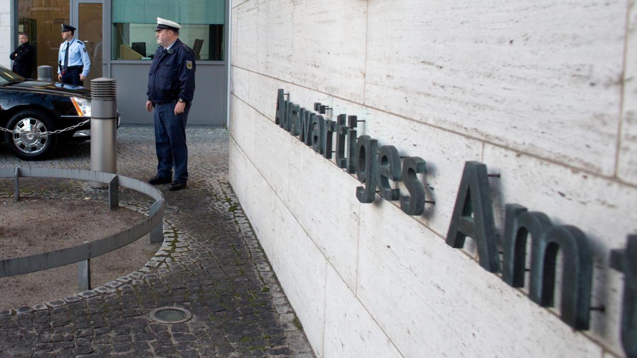 Eine Limousine kommt vor dem Bundesaußenministerium an. Eine Limousine kommt vor dem Bundesaußenministerium an.