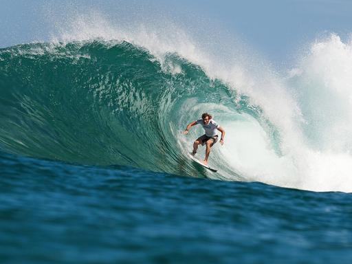 Der Surfer Jay Thompson (Australien) zeigt im November 2012 sein Können