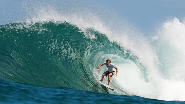 Der Surfer Jay Thompson (Australien) zeigt im November 2012 sein Können