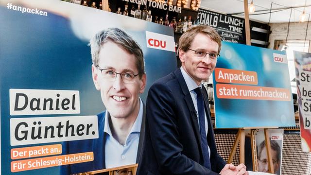 Daniel Günther (CDU), Landesvorsitzender und CDU-Spitzenkandidat zur Landtagswahl, stellt am 23.03.2017 in Kiel (Schleswig-Holstein) vor Wahlplakaten die Kampagne der CDU zur Landtagswahl vor.