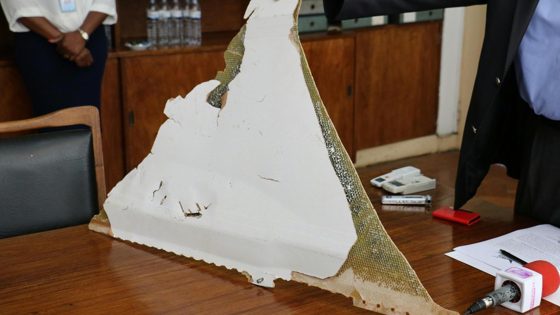 Ein Wrackteil, das möglicherweise von dem verschwundenen Flug MH370 stammt.