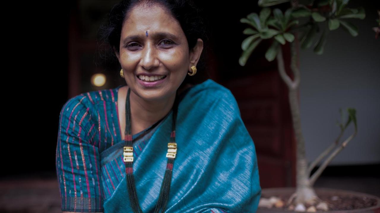 Das Foto zeigt die indische Frauenrechtlerin und Aktivistin Prasanna Chennai, gekleidet in einen traditionellen Sari. Das Foto zeigt die indische Frauenrechtlerin und Aktivistin Prasanna Chennai, gekleidet in einen traditionellen Sari.