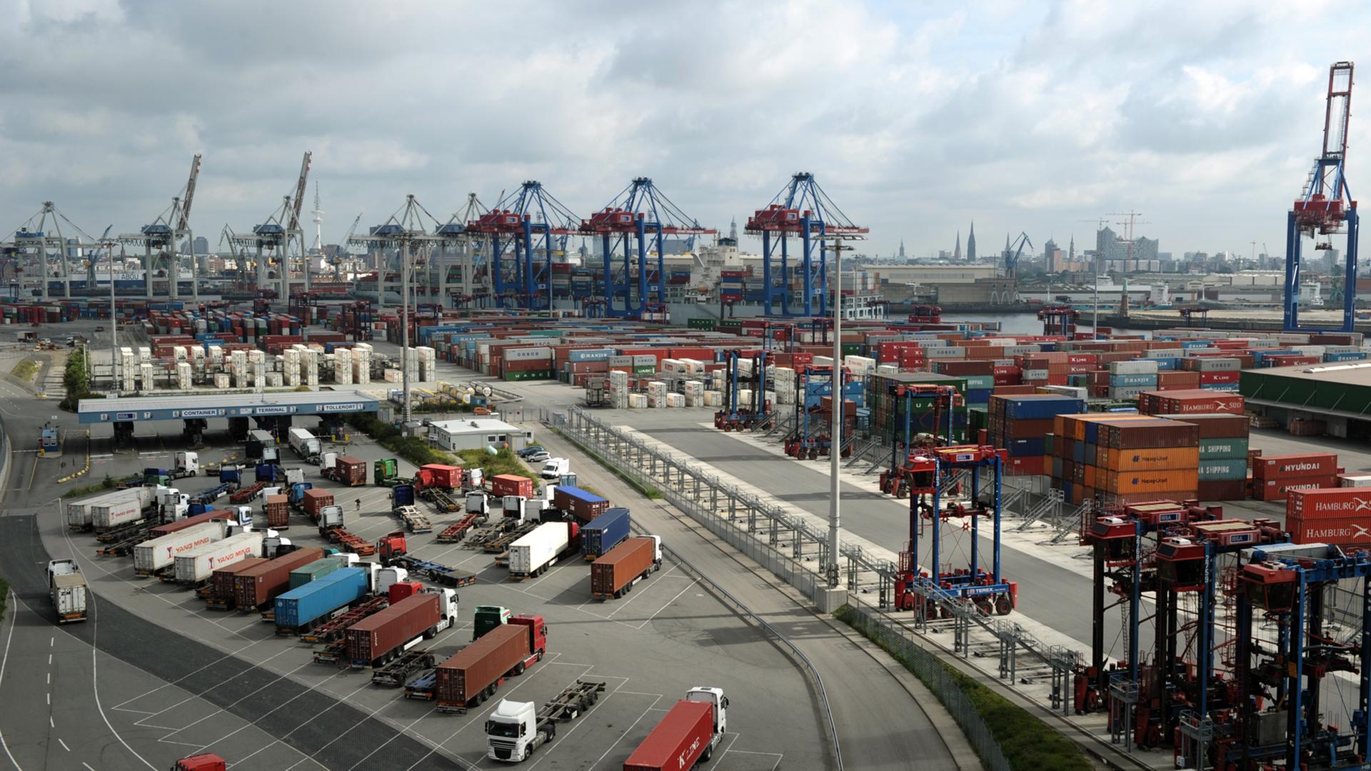 Reger Betrieb herrscht am Montag (15.08.2011) auf dem Container Terminal Tollerort der Hamburger Hafen und Logistik AG (HHLA) in Hamburg. Reger Betrieb herrscht am Montag (15.08.2011) auf dem Container Terminal Tollerort der Hamburger Hafen und Logistik AG (HHLA) in Hamburg.