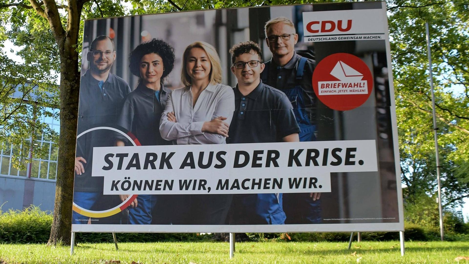 Wahlplakat der CDU, auf dem die Partei fordert, "stark aus der Krise" zu kommen. Wahlplakat der CDU, auf dem die Partei fordert, "stark aus der Krise" zu kommen.