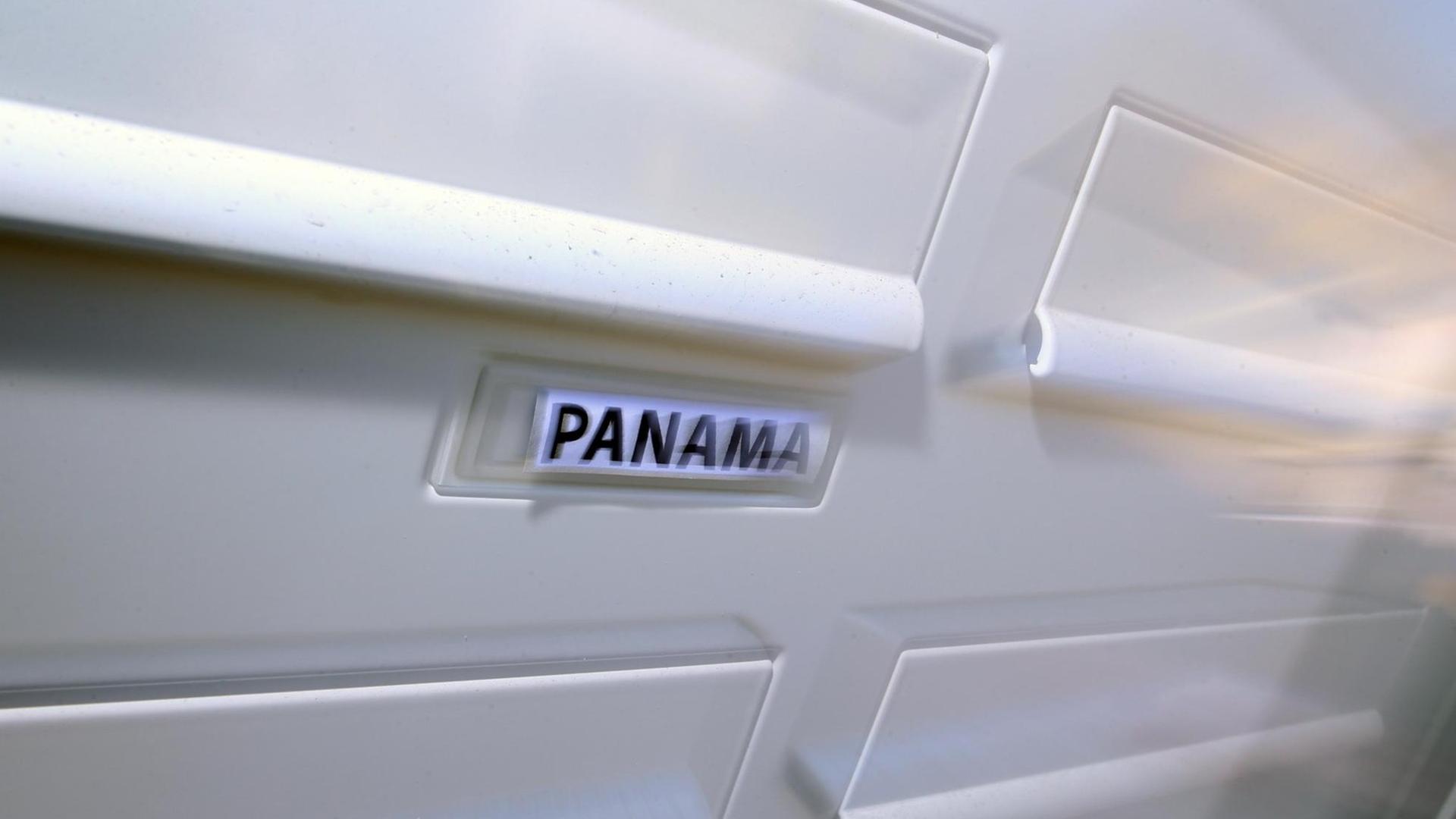 "Panama" steht auf einem weißen Briefkasten