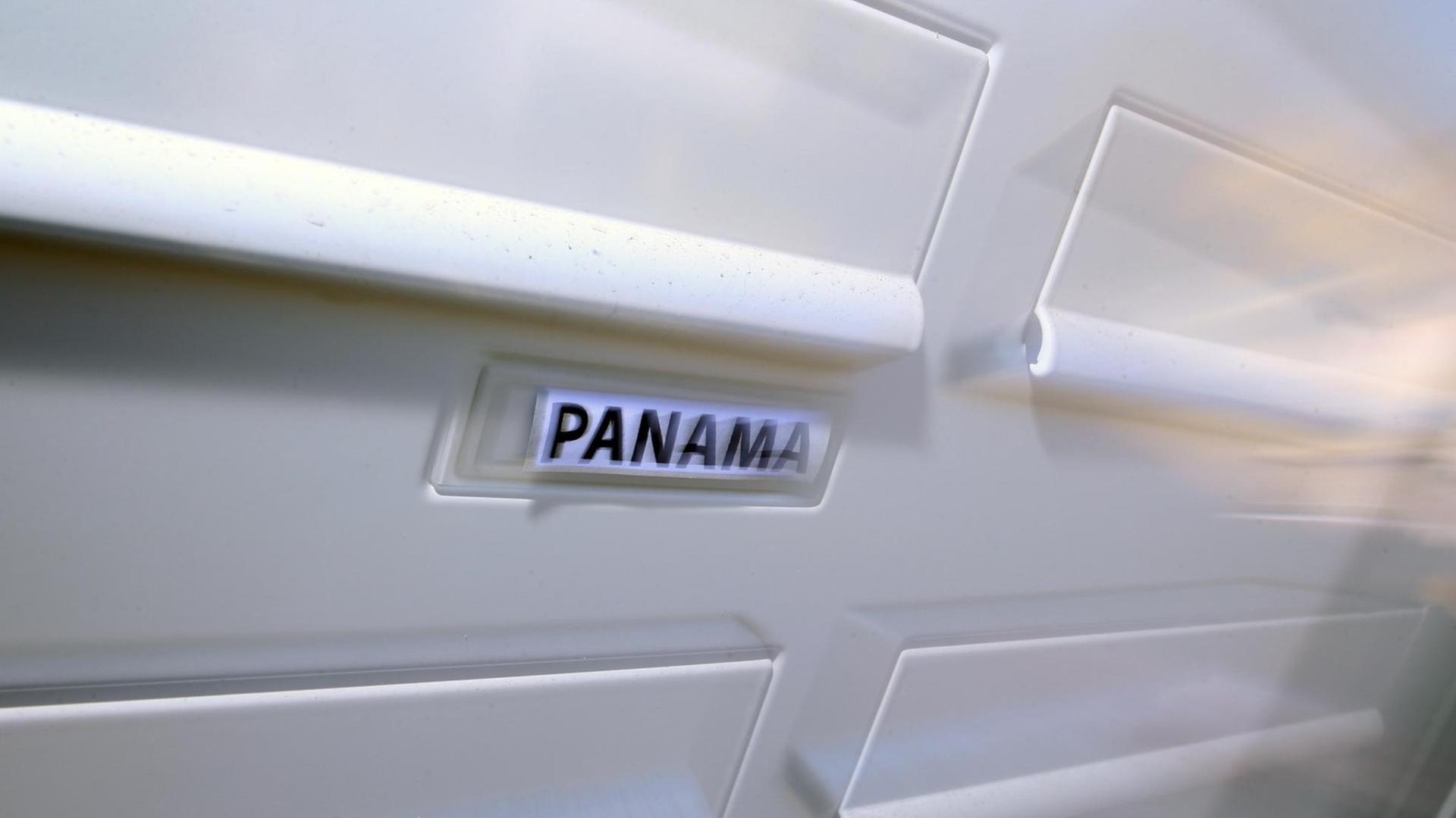 Der Schriftzug «Panama» ist am 04.04.2016 am Briefkasten eines Wohnhauses in Kaufbeuren (Bayern) befestigt. Der Schriftzug «Panama» ist am 04.04.2016 am Briefkasten eines Wohnhauses in Kaufbeuren (Bayern) befestigt.