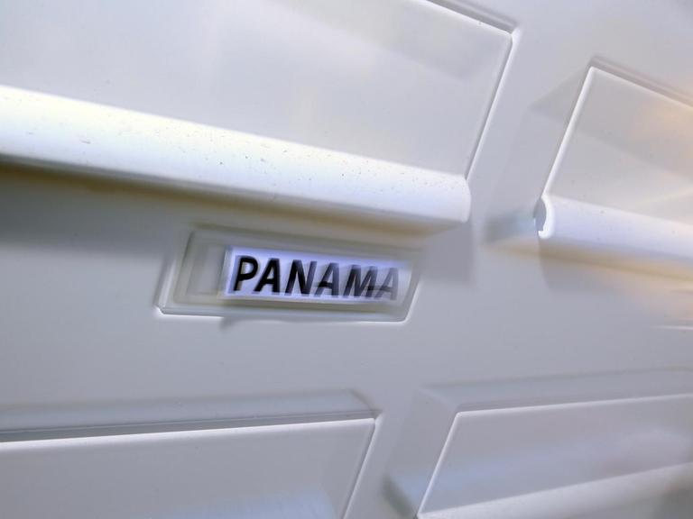 Der Schriftzug «Panama» ist am 04.04.2016 am Briefkasten eines Wohnhauses in Kaufbeuren (Bayern) befestigt.