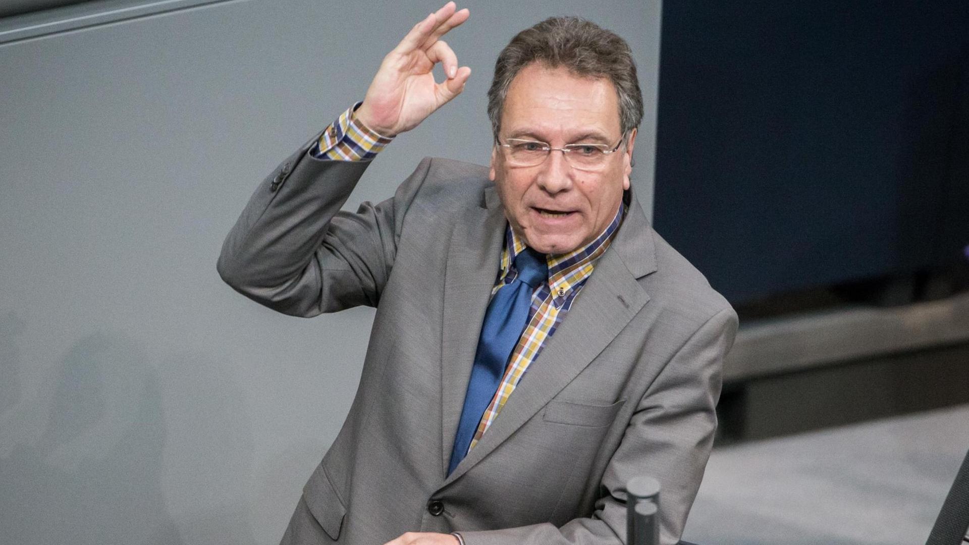 Klaus Ernst (Die Linke) spricht am 28.01.2016 im Plenarsaal im Bundestag in Berlin. Klaus Ernst (Die Linke) spricht am 28.01.2016 im Plenarsaal im Bundestag in Berlin.