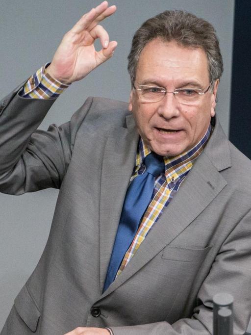 Klaus Ernst (Die Linke) spricht am 28.01.2016 im Plenarsaal im Bundestag in Berlin.