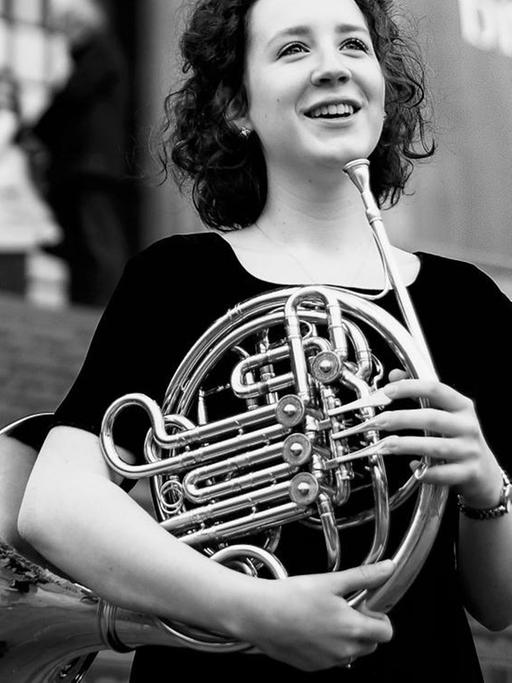 Ein Portrait der jungen Hornistin Isabel Hunter.