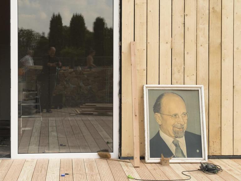 Ein Ulbricht-Porträt aus DDR-Zeiten lehnt an dem Neubau eines Cafés, aufgenomen im August 2015.