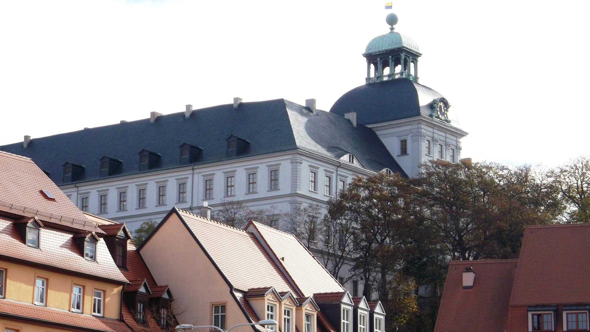 Das Schloss Weißenfels ragt hinter Häusern empor. Das Schloss Weißenfels ragt hinter Häusern empor.