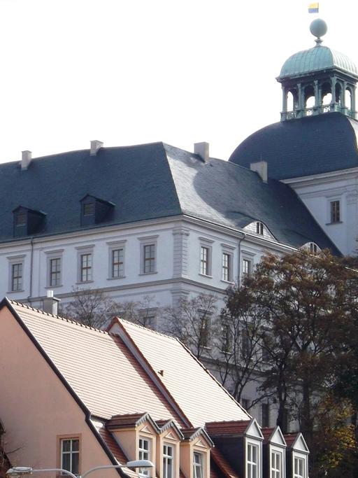 Das Schloss Weißenfels ragt hinter Häusern empor.
