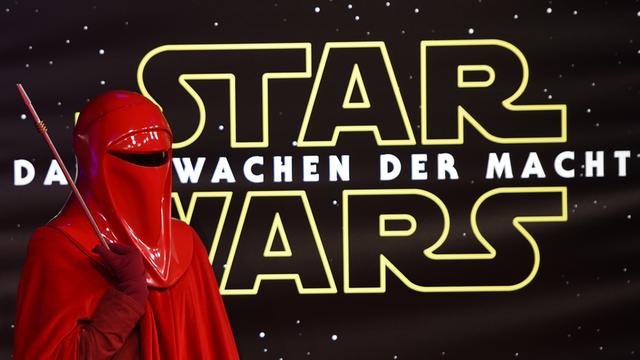 Ein verkleideter Fan posiert zur Star-Wars-Premiere in Berlin am roten Teppich.