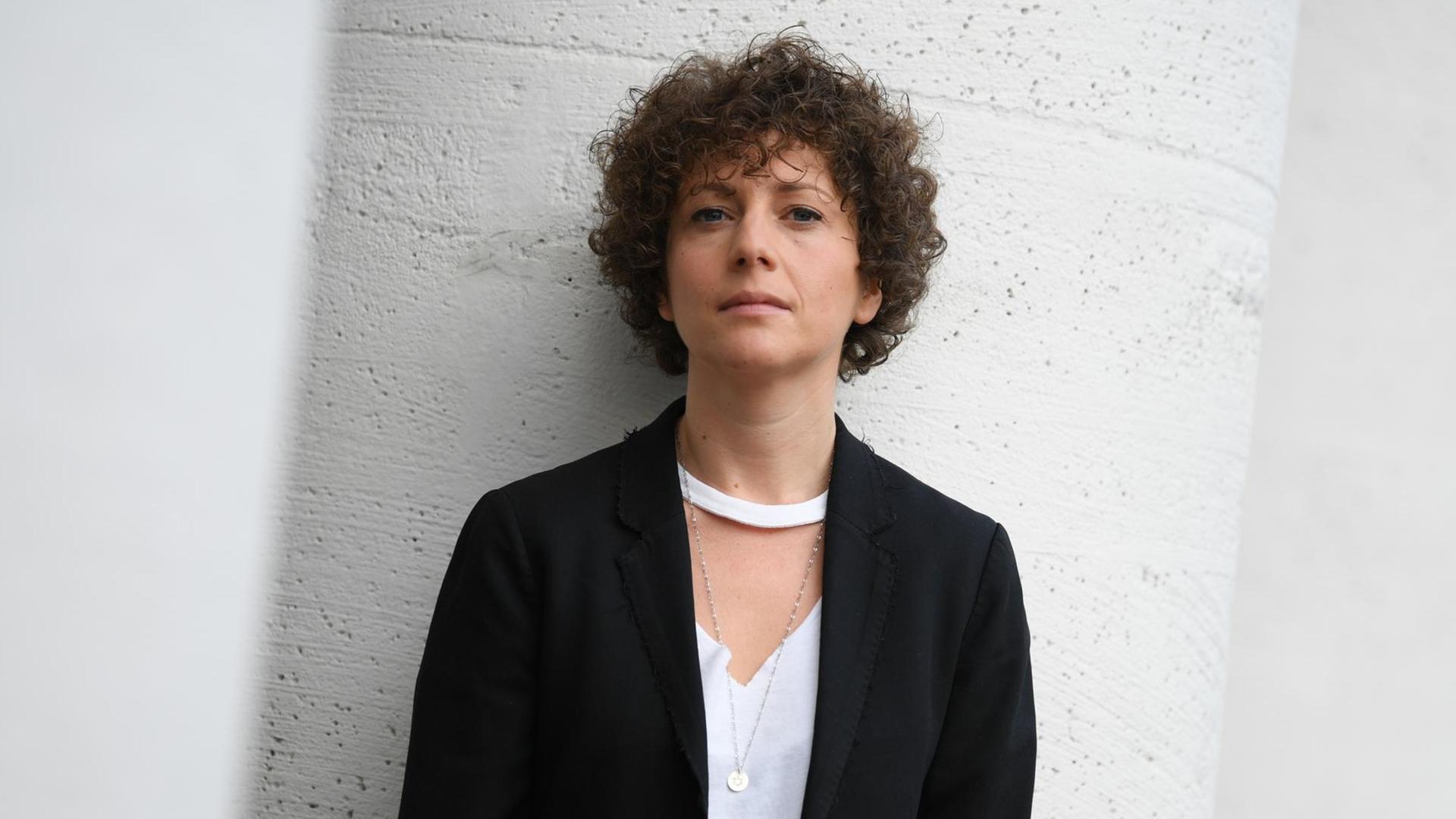 Die Autorin Sasha Marianna Salzmann blickt am 23.09.2017 am Rande einer Lesung im Literaturhaus in Frankfurt am Main (Hessen) in die Kamera. Sie ist mit ihrem Roman "Außer sich" für den Deutschen Buchpreis 2017 nominiert. Foto: Arne Dedert/dpa | Verwendung weltweit Die Autorin Sasha Marianna Salzmann blickt am 23.09.2017 am Rande einer Lesung im Literaturhaus in Frankfurt am Main (Hessen) in die Kamera. Sie ist mit ihrem Roman "Außer sich" für den Deutschen Buchpreis 2017 nominiert. Foto: Arne Dedert/dpa | Verwendung weltweit