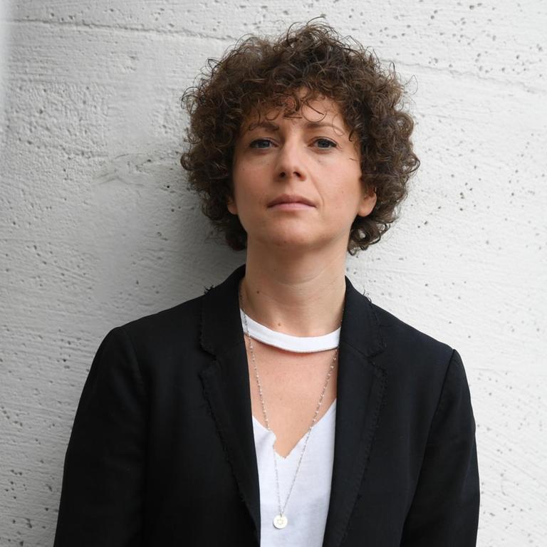 Die Autorin Sasha Marianna Salzmann blickt am 23.09.2017 am Rande einer Lesung im Literaturhaus in Frankfurt am Main (Hessen) in die Kamera. Sie ist mit ihrem Roman "Außer sich" für den Deutschen Buchpreis 2017 nominiert. Foto: Arne Dedert/dpa | Verwendung weltweit