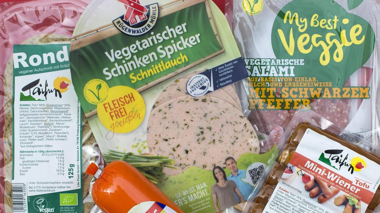 Verschiedene Vegane- und vegetarische Wurstersatzprodukte liegen nebeneinander Verschiedene Vegane- und vegetarische Wurstersatzprodukte liegen nebeneinander