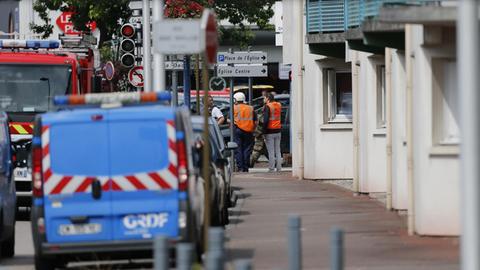 Die französische Polizei umstellt weiträumig das Gebiet, wo die Geiselnahme stattfand.