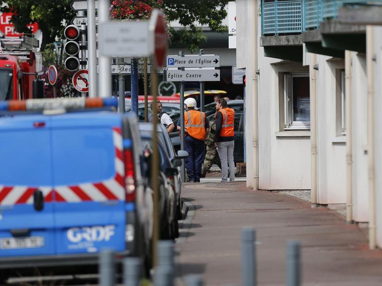 Die französische Polizei umstellt weiträumig das Gebiet, wo die Geiselnahme stattfand.